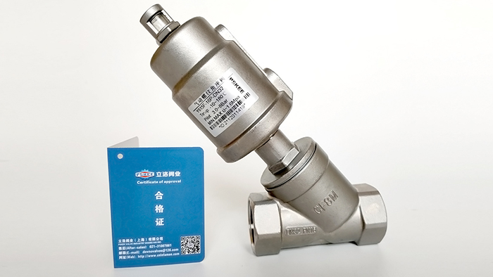 �����y����D